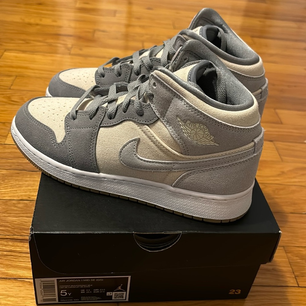 Air Jordan 1 mid (GS) size 5